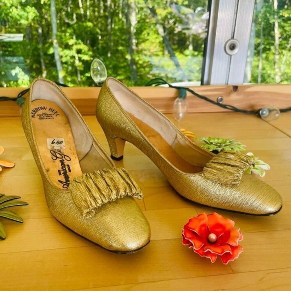 Vintage 50s golden metallic heels with gold ruffle buckle front size 6